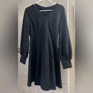 Oyanus women’s small V-neck long-sleeve dress.